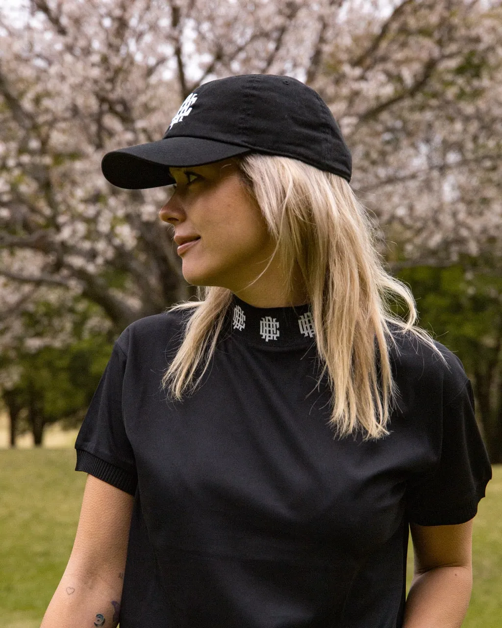 [WOMEN] #OVERLAP LOGO JAQUARD MOCK NECK TEE BLACK